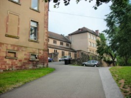 Les bâtiments de la maison Saint-Conrad à gauche et ceux de l'ancien couvent des capucins à droite.