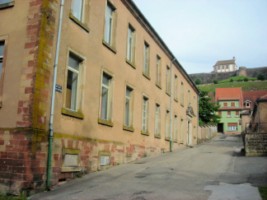 La maison Saint-Conrad de Bitche est dominée par la fière citadelle.
