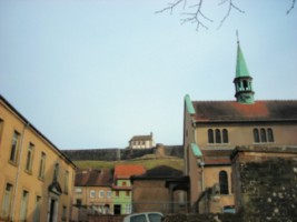 La maison Saint-Conrad et l'ancien couvent des capucins de Bitche sont dominés par la citadelle, surmontée de sa petite chapelle Saint-Louis, aujourd'hui transformée en musée.