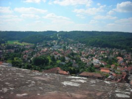 La petite ville de Bitche depuis le plateau de sa majestueuse citadelle et, tout contre le rebord de la fortification, l'ancien couvent des Capucins très reconnaissable grâce à son clocheton vert.