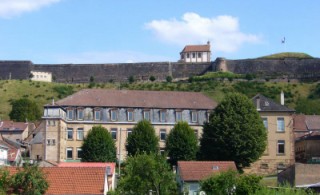 La maison Saint-Conrad et la citadelle.