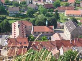 L'ancien couvent des Capucins et la maison Saint-Conrad depuis le plateau de la citadelle.