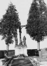 Le calvaire est érigé dans le cimetière de Bitche au XIXe siècle (photographie du service régional de l'inventaire de Lorraine).