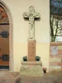 Une croix monumentale, datant du XVIIIe siècle,est adossée à la façade de la chapelle de l'Étang ou Weiherkapelle de Bitche.
