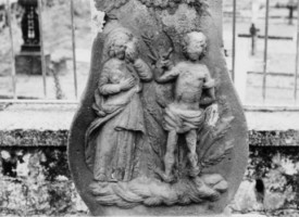 Sur le fût, la Très Sainte Vierge et saint Sébastien apparaissent, surmontés de deux têtes d'angelots ailées (photographie du service régional de l'inventaire de Lorraine).