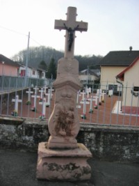 Une croix monumentale est érigée devant la chapelle Saint-Sébastien et date du XVIIIe siècle.