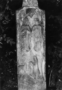 Le fût de la croix représente la Sainte Vierge et saint Jean sur le registre supérieur, tandis que la Vision de saint Hubert figure sur le registre inférieur (photographie du service régional de l'inventaire de Lorraine).