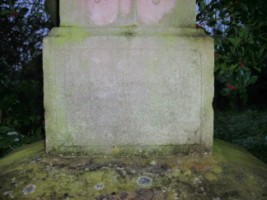 Une inscription se situe à la base du fût-stèle de la croix.