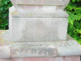 La base du fût-stèle comporte une inscription qui invite le passant à s'unir aux souffrances du Christ.