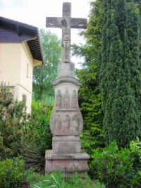 La croix Baquen se situe en bordure de la rue de l'Abbé-Jean-Jacques-Kieffer.
