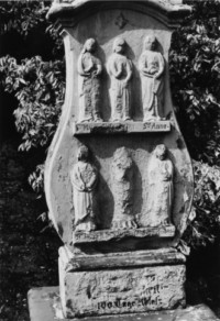 Les personnages étaient très difficilement reconnaissables sur le fût, avant la dernière restauration de la croix (photographie du service régional de l'inventaire de Lorraine).