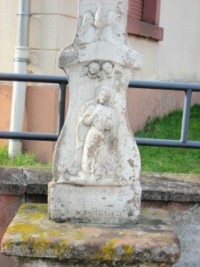 La colombe du Saint-Esprit est visible sur une croix de la ville de Bitche, située à l'angle des rues Schellenthal et de l'abattoir.