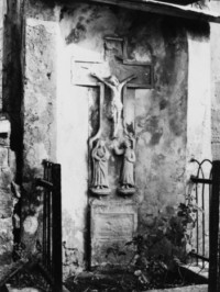 Datant très certainement du XVIIIe siècle, la croix représente la Sainte Vierge et saint Jean sur le fût (photographie du service régional de l'inventaire de Lorraine).