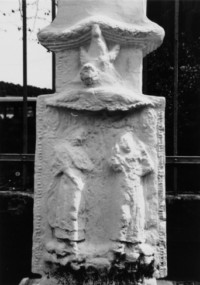 Le fût-stèle, qu'entoure une guirlande de lauriers, nous montre deux saints non identifés, surplombés par la colombe du Saint-Esprit (photographie du service régional de l'inventaire de Lorraine).