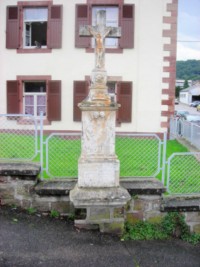La croix date du XIXe siècle et est restaurée en 1872.