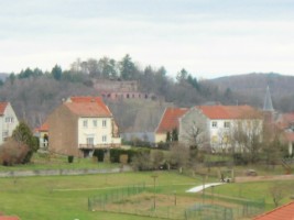 Le fort Saint-Sébastien et le clocher de l'église protestante de Bitche vus depuis la forêt du collège Saint-Augustin, à proximité du nouvel hôpital Saint-Joseph.