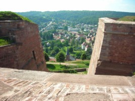 Le clocher de l'église protestante de Bitche depuis le plateau de la citadelle.