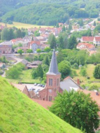 L'église protestante de Bitche vue depuis le plateau de la citadelle.