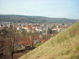 L'église protestante de Bitche depuis un chemin d'accès au plateau inférieur de la citadelle.