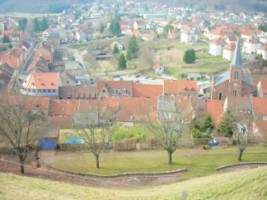 L'église protestante de Bitche et une partie de la rue du Commandant-Teyssier, depuis le plateau inférieur de la citadelle.