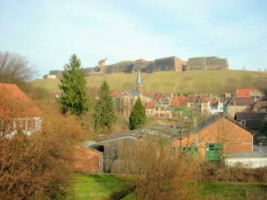 Le chevet de l'église protestante de Bitche et la majestueuse citadelle de Bitche depuis la rue des remparts.