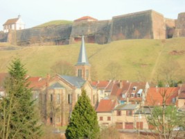 L'arrière de l'église protestante de Bitche, dominée par la silhouette de la citadelle.