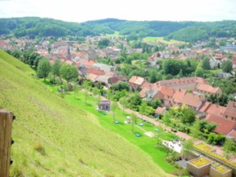 Le clocher de l'église protestante de Bitche vue depuis le plateau inférieur de la citadelle.