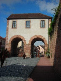 La porte de Strasbourg contrôle l'entrée dans le centre-ville de la cité fortifiée.