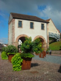 Vestige des fortifications de la place-forte, la porte de Strasbourg - dont la circulation automobile a été détournée - continue de veiller sur l'entrée de la cité fortifiée.