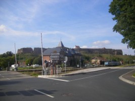 La gare et l'imposante citadelle.