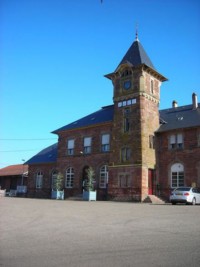 Reconstruite à l'occasion de la visite de l'empereur Guillaume II à Bitche en 1903, la gare se situe à proximité de la porte de Strasbourg et du centre de la cité.