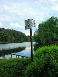 L'étang de Hasselfurth est le point de départ de très nombreux sentiers de randonnée balisés par le Club vosgien.