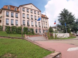 La façade actuelle de l'hôtel de ville bitchois et le nouveau monument aux morts, érigé à ses pieds.