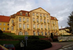 L'hôtel de ville, perché sur le glacis du château, veille sur le centre de la cité fotifiée.