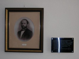 Portrait de Jean Daum dans la mairie bitchoise : Jean Daum, né a Bischwiller en 1825 et mort à Nancy en 1885, notaire à Bitche, est le fondateur de la verrerie Daum qui deviendra la célèbre cristallerie actuelle.