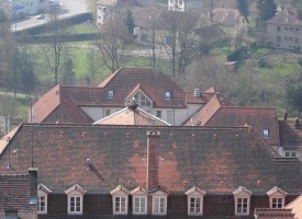 Le toit de l'hôtel de ville et son nid de cigognes.