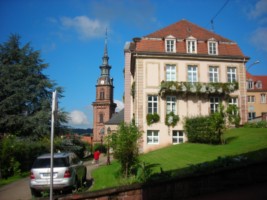 La mairie bitchoise et le clocher de l'église catholique Sainte-Catherine.