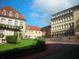 Le glacis du château contourne l'hôtel de ville bitchois par l'arrière : on distingue à droite les bâtiments de l'ancien ouvroir Sainte-Chrétienne.