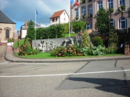 Situé au pied de l'hôtel de ville et à proximité de l'église catholique Sainte-Catherine, le monument aux morts de la cité fortifiée est réalisé en 1967 par l'artiste Bonnand de Metz.