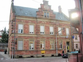 L'hôtel des Postes, un beau bâtiment datant de l'annexion allemande de 1871 à 1918, se situe en bordure de la rue de Sarreguemines.