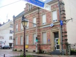 L'hôtel des Postes, un beau bâtiment datant de l'annexion allemande de 1871 à 1918, se situe en bordure de la rue de Sarreguemines.