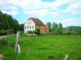 Quelques mètres après les dernières maisons de la cité fortifiée, le moulin de Ramstein veille sur la calme vallée de la Horn.