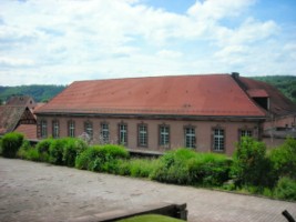 L'arrière du bâtiment Rocca, depuis la place de stationnement permettant l'accès à la citadelle et au jardin pour la paix.