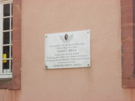 Une plaque est adossée au mur du bâtiment, à droite dans la cour intérieure, afin de rappeler la mémoire du Médecin-Major Charles Rocca.