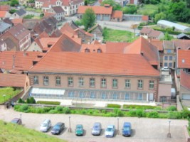 Le bâtiment Rocca, vu depuis le plateau de la citadelle, est transformé en médiathèque municipale.