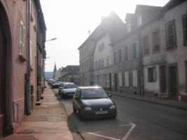 La silhouette de l'église protestante de Bitche émerge lorsque l'on descend la rue du Commandant-Teyssier en direction du carrefour central de la petite cité fortifiée.