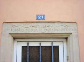 Au numéro 21 de la rue Saint-Sébastien, une modeste maison présente encore un bel encadrement de porte en grès et le linteau porte la date 1724 et le nom des propriétaires : Joanes Porer et Catrina Snederin.