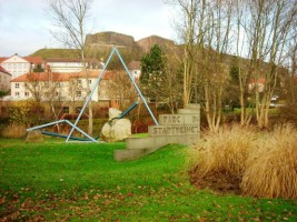 L'entrée du parc du Stadtweiher et la sculpture « la grande visite » de A. Lovato.