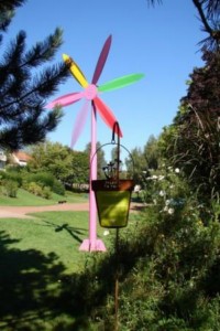 Décorations originales, permettant à la cité fortifiée de jouir de trois fleurs au concours national des villes et villages fleuris.