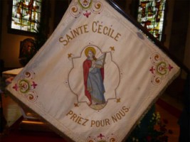 Un étendard de la chorale paroissiale de Bitche, représentant sainte Cécile, patronne des musiciens et des choristes.